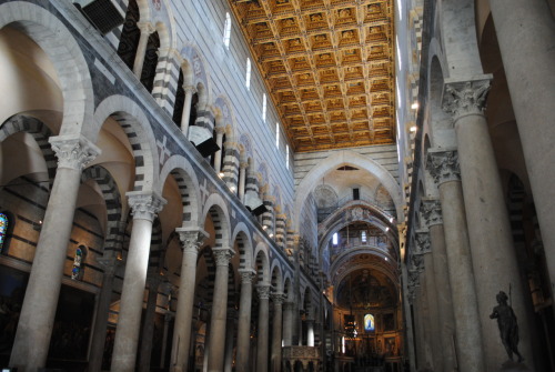 Cattedrale di Santa Maria Assunta, Pisa, view of the nave, project by Buscheto.