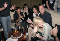 awesomepeoplehangingouttogether:  Rashida Jones, Ben Gibbard, Andy Samberg, Will Arnett and Amy Poehler 