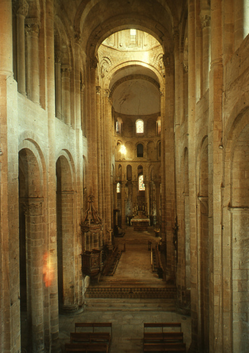 elegantiaearbiter:Abbatiale Sainte-Foy, Conques, view of the nave.