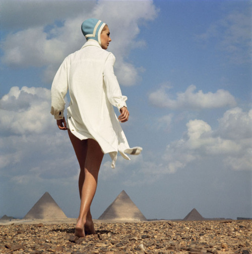 Karin Mossberg in Giza, Egypt (1966) by F.C. Gundlach