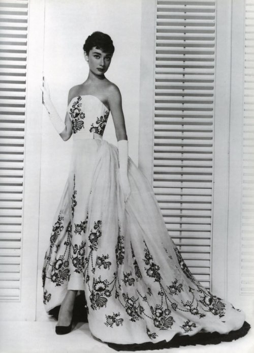 black-and-white:  Audrey Hepburn in Givenchy   Jej organicznie nie cierpię, ale suknia jest piękna.