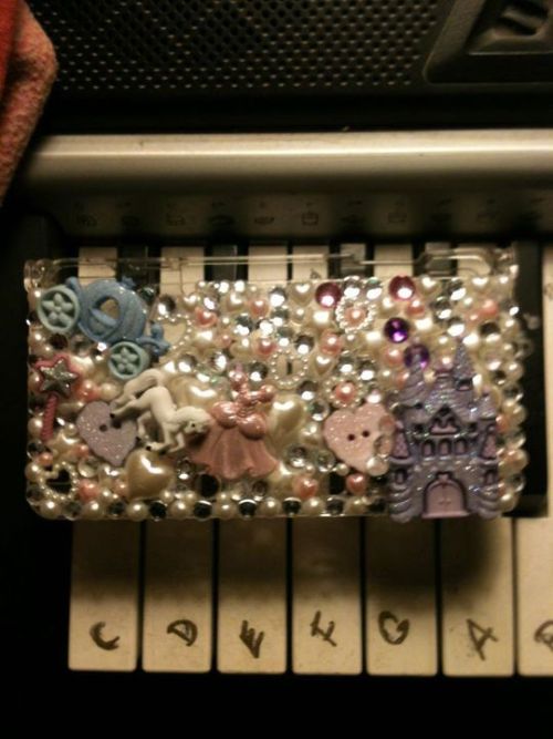 littlepancake:  I’m getting a 3DS for Christmas and so I made a deco case for it myself!