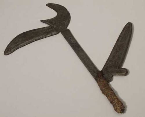 This is a kpinga. It was used by the Zande people of Nubia as a throwing knife by experienced warrio