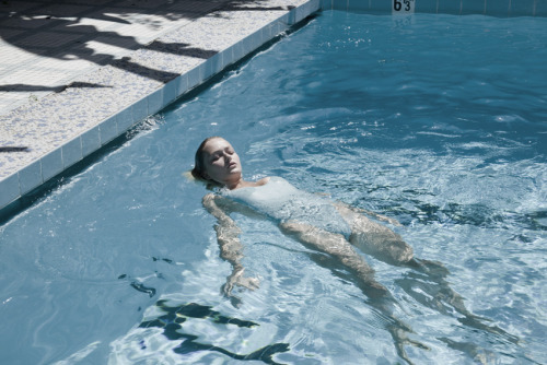 fernwah:  i crave water. it’s addictive. just being under with no sound is so beautiful  
