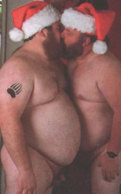 bigbellies:  i saw daddy kissing Santa Claus  :) Merry Christmas! 