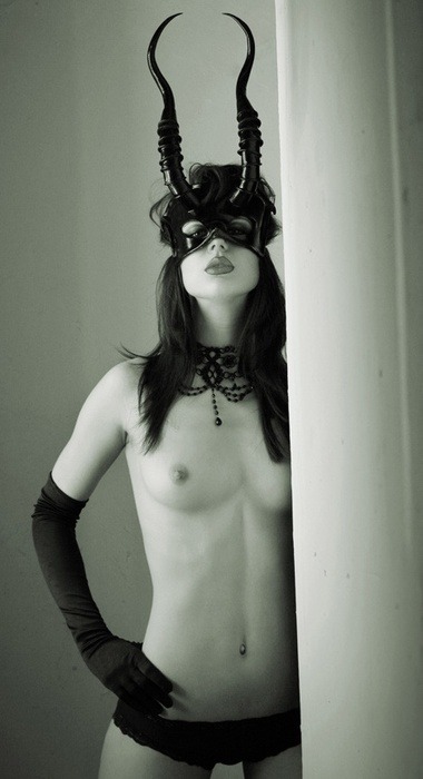 lustinfound: horny. black-cum-and-vomit: 