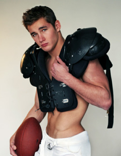 notsonudenudeboys:  American Football Players