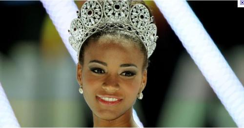  Ela é negra, a mulher mais linda do mundo. Filha…o seu preconceito não muda nada, uma mulher negra tem a mesma beleza que uma branca. Melhor ser negra, que ser uma branca racista. 