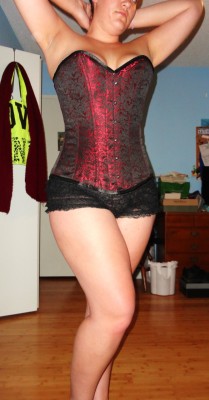 thenerdyflirt:  splendiferouslysexy:  I got my corset!! I love it!  WANT!!!