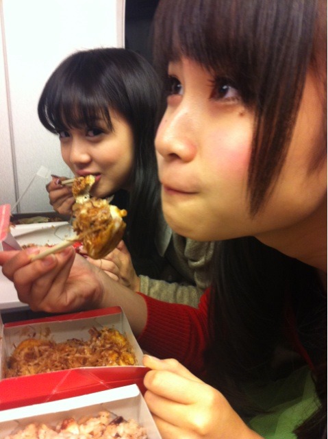 kukupopo:  (via 大阪帰りのm&amp;m’sはたこ焼き… : ついっぷるフォト) 奥仲麻麻　増井みお