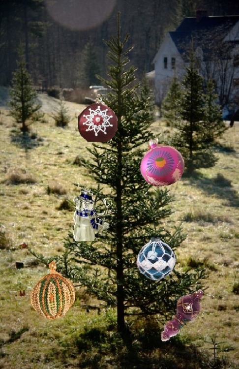 Check out my new post all about vintage and handmade Christmas decorations to decorate your tree wit