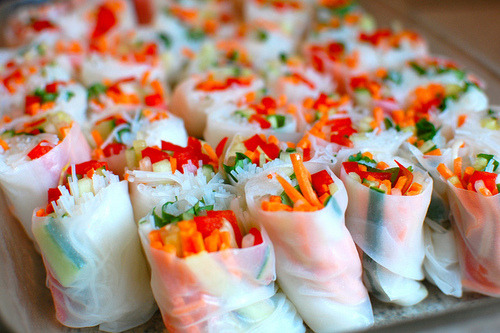 (via selfinspiration: Vegetable Spring Rolls)