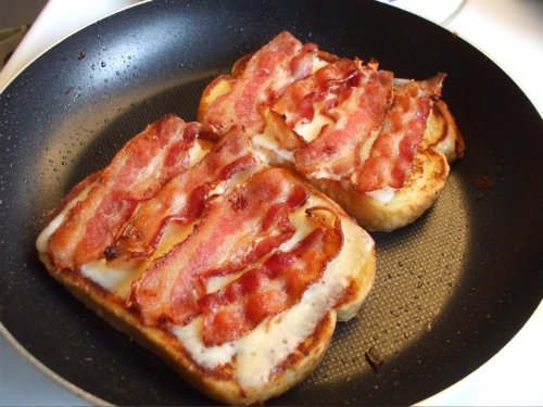paperdemons: royruu: queennubian: ghdos: nyxamor10: bloggingbacon: French Toast Grilled Cheese and B