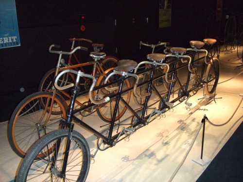hirohiro0211: 自転車博物館の展示。 面白そう。単純に乗ってみたい。 おそらくノーブレーキ？ これで固定ギアだとカオスですなぁ