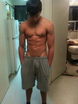 texasfratboy:   a manly bulge in the kitchen…