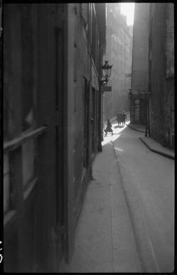 luzfosca:  Marcel Bovis Contre-jour, Paris, 1932 From the Réunion des Musées Nationaux Thanks to liquidnight 