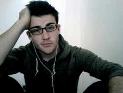 poke-her-hontas:  I love guys with glasses.