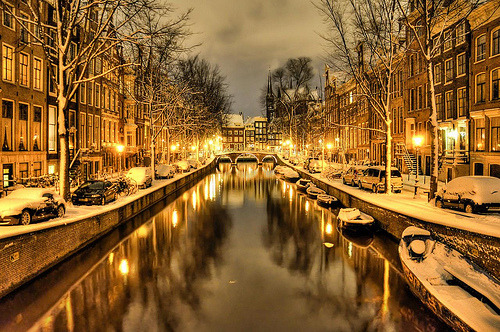 bluepueblo:   Snowy Night, Amsterdam, The Netherlands photo via lancare  