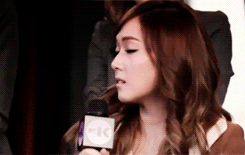 la-rosa-del-sur-deactivated2012:  Lol, the interviewer had asked the girls to say, as quickly as possible, the last song they listened to on their mp3 players. Tiffany answered right away, Sooyoung did as well, but then Jessica sat there for like a minute