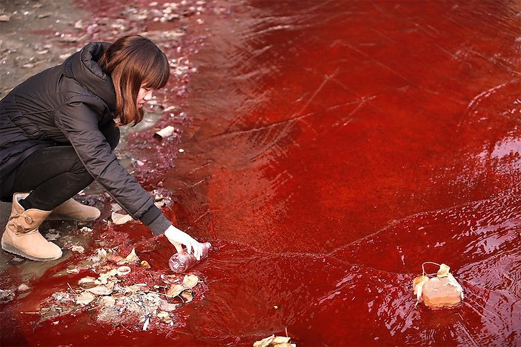 godessofhell:  China’s ‘River of Blood’: Jian Turns Red After Chemical Dump