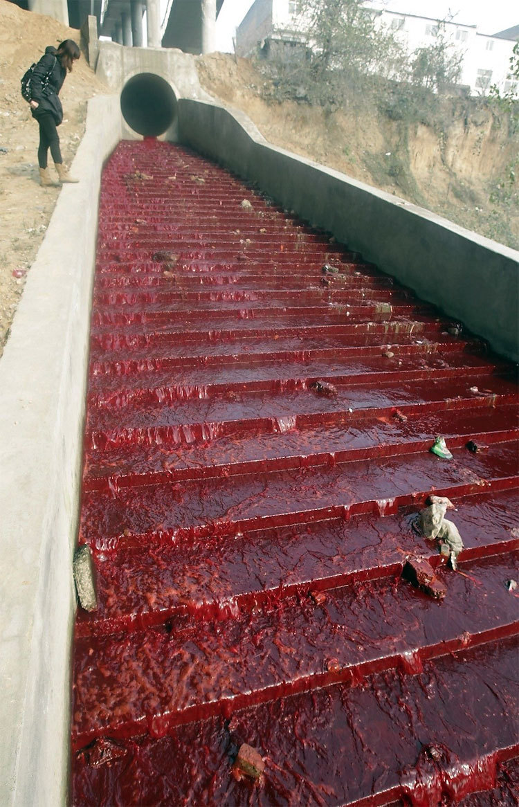 godessofhell:  China’s ‘River of Blood’: Jian Turns Red After Chemical Dump
