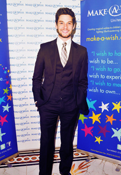 ffrackles:  12 people I want wrapped under my Christmas tree⌽ Ben Barnes “Obviously, you wouldn’t be human if you didn’t get a disposable camera and tried to get a picture of yourself by your own movie billboard.” 