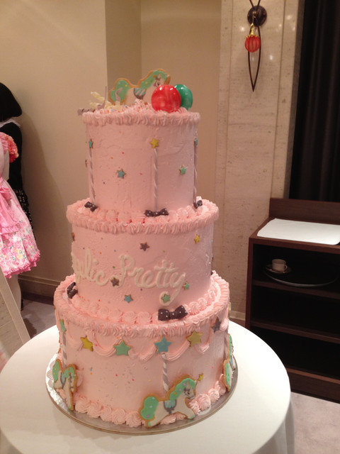 lolitahime:Whoa! Decoration Dream cake, yum!