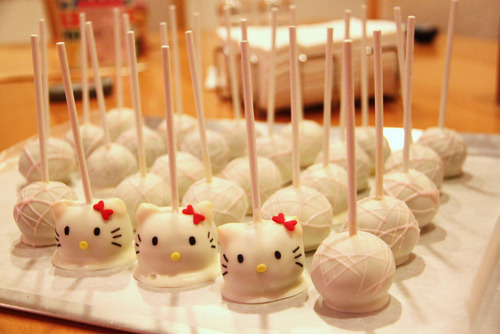 lifeofasian: Hello Kitty CakePops! 