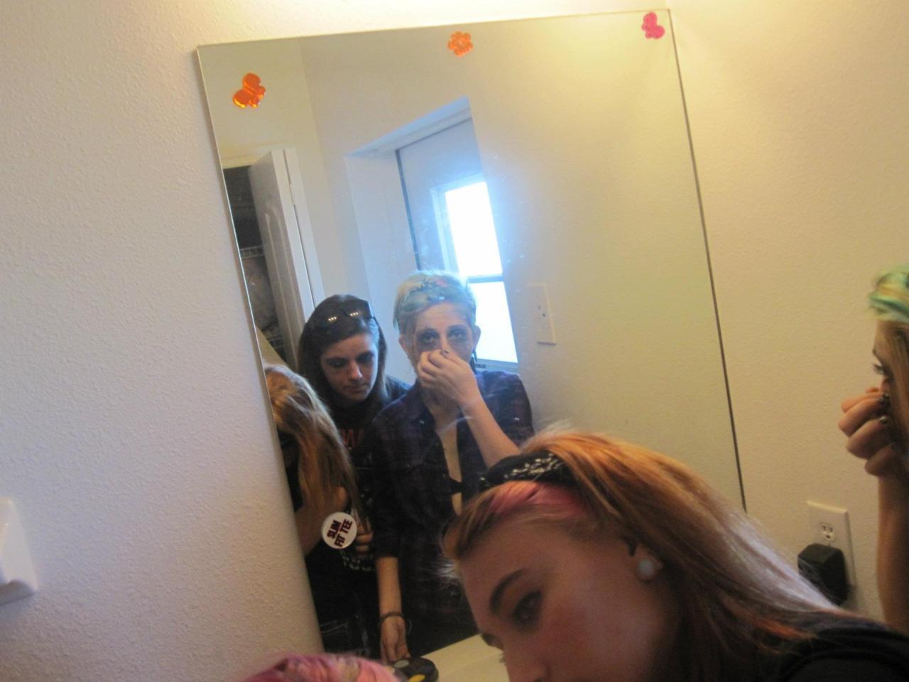 scaby:  gur0tesuku:  We had a Zombie Party for Vikky’s birthday c:  aw look at