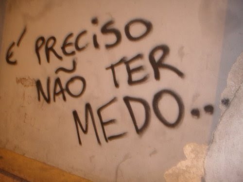 Ariana com asc em aries lua em gêmeos.