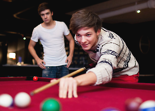 silly-b4nds:  eblo:  hell0-peasant:  s3xfacts:  4w-k:  y0shi-island:  ugh unf  ugh perf  ugh sexonastick  people are looking at louis, but does anyone else notice liam being perfect behind?  how hot is this?  too hot 