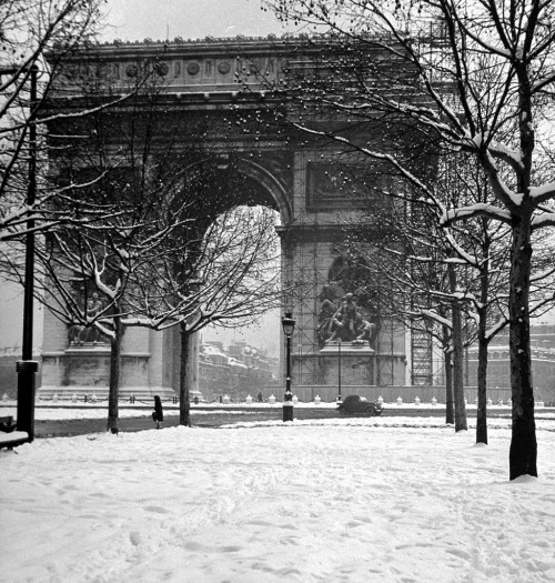 theconstantbuzz:Paris in winter. © Dmitri Kessel