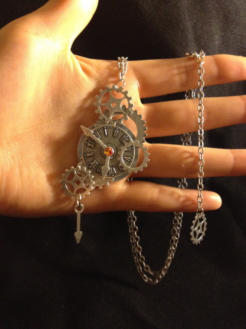 t92marihoene:  suddenlyapples:  playerprophet:  lizawithazed:  chrono-explosive:        LOHAC NECKLACE GIVEAWAY     WHAT: a land of heat and clockwork-inspired necklace. the gear and clockwork pendant measures about 3” long and features a swarovski