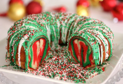 sidesplitter:  Rainbow Christmas Wreath Cake