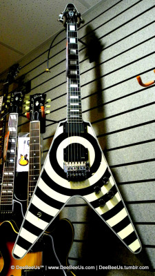 deebeeus:  Gibson Zakk Wylde Flying V, Long and McQuade Burlington (Canada), December 20, 2011. I think if I could find a Flying V with full binding like this one (but in a solid colour), and block inlays, I would buy it on the spot!
