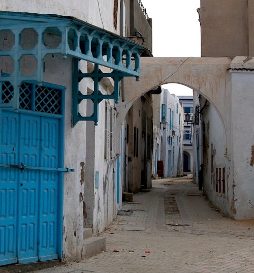 (via Porte sur la ruelle, a photo from Kairouan, North | TrekEarth)