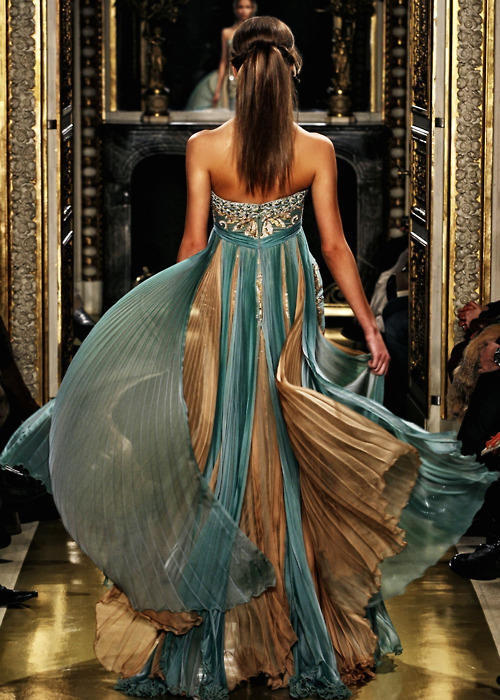 jumpingjacktrash:  WOW, the front is just as spectacular as the back on this. The spring/summer 07 c