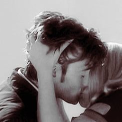 gallifreyfieldsforever:  It’s okay Rose, have a moment. We all need a moment sometimes when we think about Ten’s hair.  