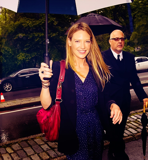 satankatic:  top six people of 2011 | anna torv  She has a frumpy-faced Observer