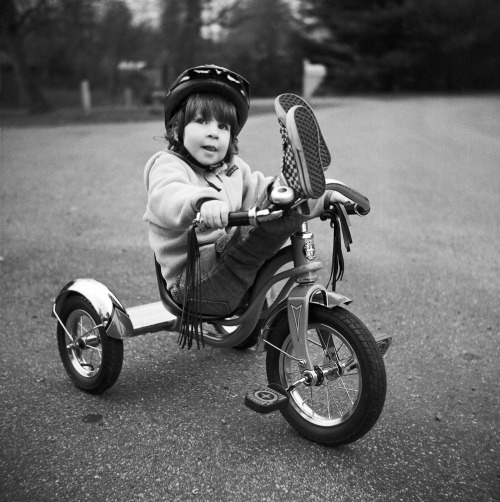 emptyfilmspaces: Relaxing on a trike Super Ricohflex, Arista Edu 400, D-76 1:1