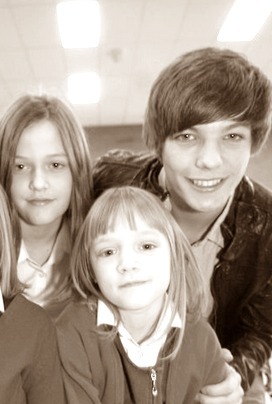 desirezayn:  Louis and his sisters are just the cutest omg 