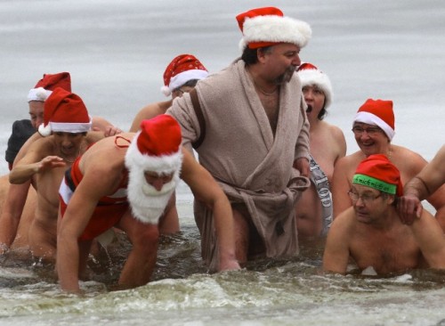 naturismfamily: Family Naturism Club celebrate Christmas together at a beach is a wonderful thing, e