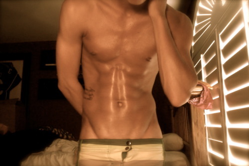 fyeahshirtlessmen:  itsmrcherrytoyou.tumblr.com/post/11305077176 super awesome submission.