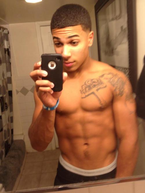 youtastemyaura:  iphone cutie .  