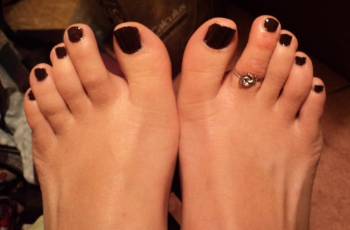 demiology:I usually don’t like feet but whatevs. Is it weird that my second toe is longer?