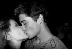  “Eu vou esperar o tempo que for preciso pelo nosso momento, pelo seu abraço, pelo seu carinho, pelo seu beijo, pelo seu sorriso, pelo seu toque, pela sua voz sussurrando no meu ouvido dizendo que me ama. Esperarei o tempo que for preciso por “nós
