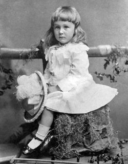 knowhomo:  LGBTQ* Quick Queer History Color Me Gender Can You Name The Famous Child of American History Above? Above sits Franklin D. Roosevelt. Yes, as in the 32nd President of United States of America. This picture of Roosevelt was snapped in 1884 when