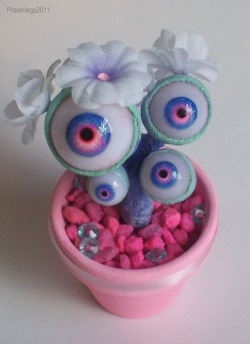 prawnlegs:This was PrincessJes’ Krampus present!!! She opened it so now I can show you. Meet Princess, the sparkliest eyeball plant I ever made. NOTHING BUT THE BEST (and sparkliest) FOR PRINCESS JES. &lt;3