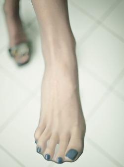 feetoftheday:  Wow! #nylon #toes 