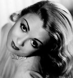 misstanwyck:Constance Bennett photographed by George Hurrell, 1938